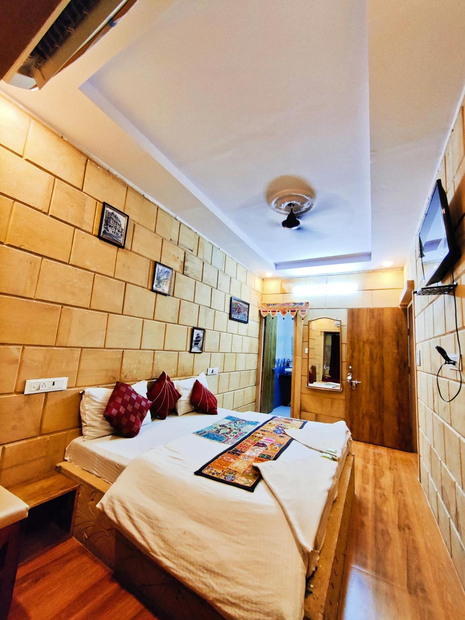 Jaswant Palace Hotel 3*