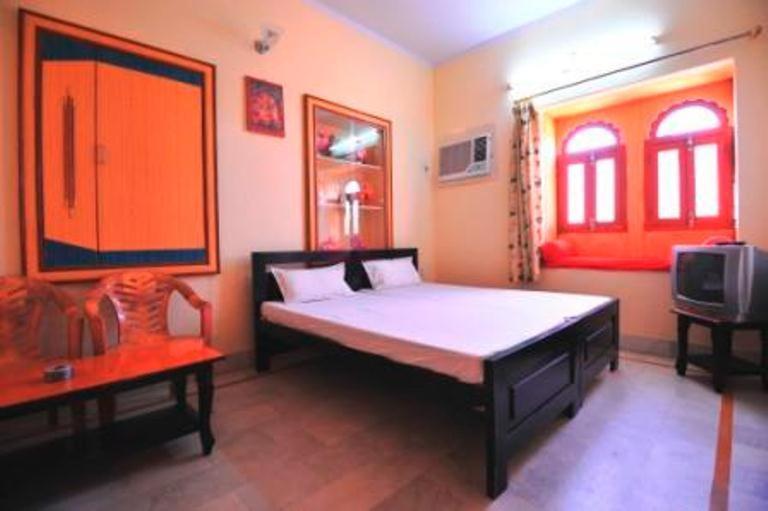 Roop Mahal Bed & Breakfast 2*