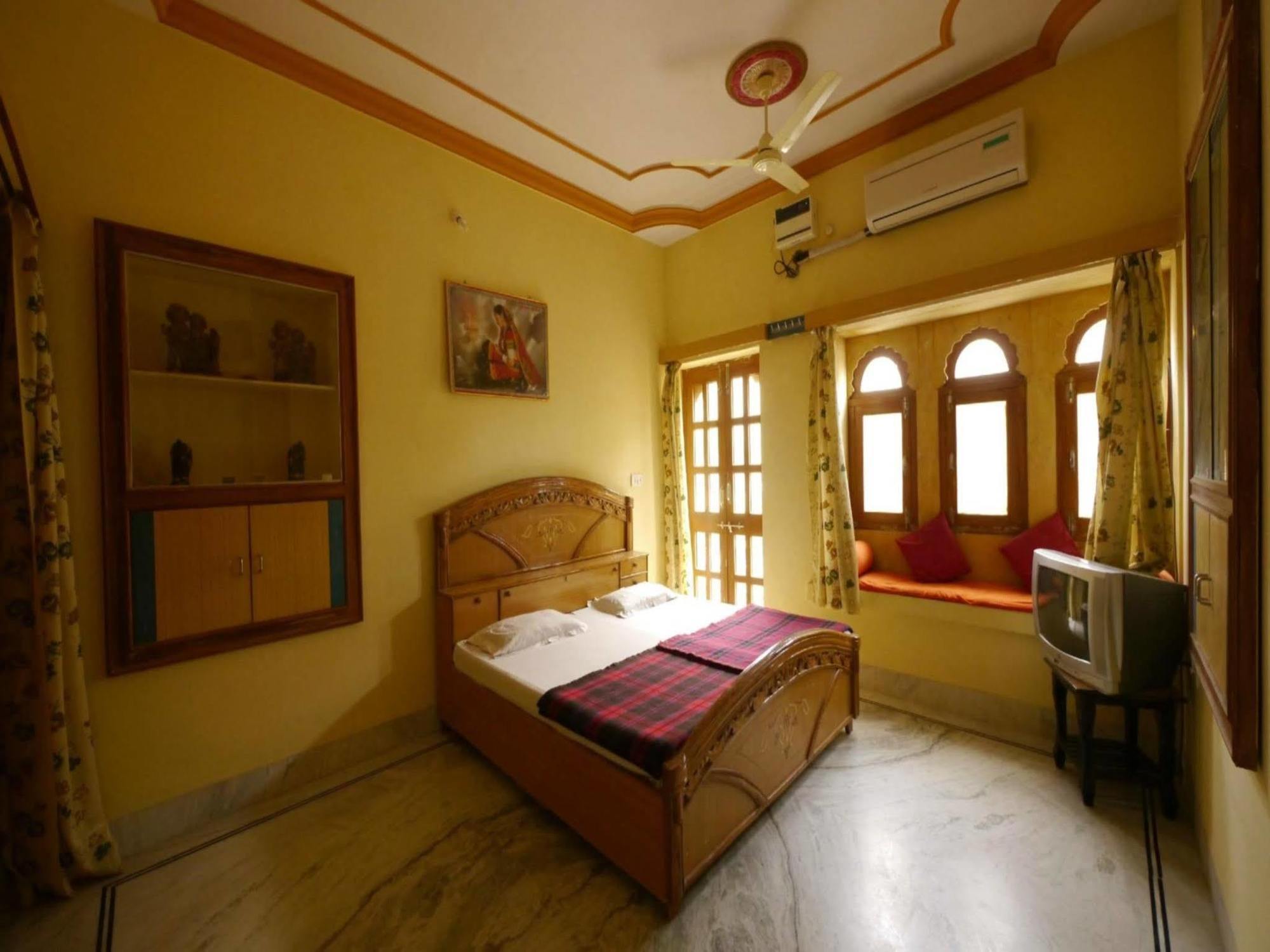 Roop Mahal 2*