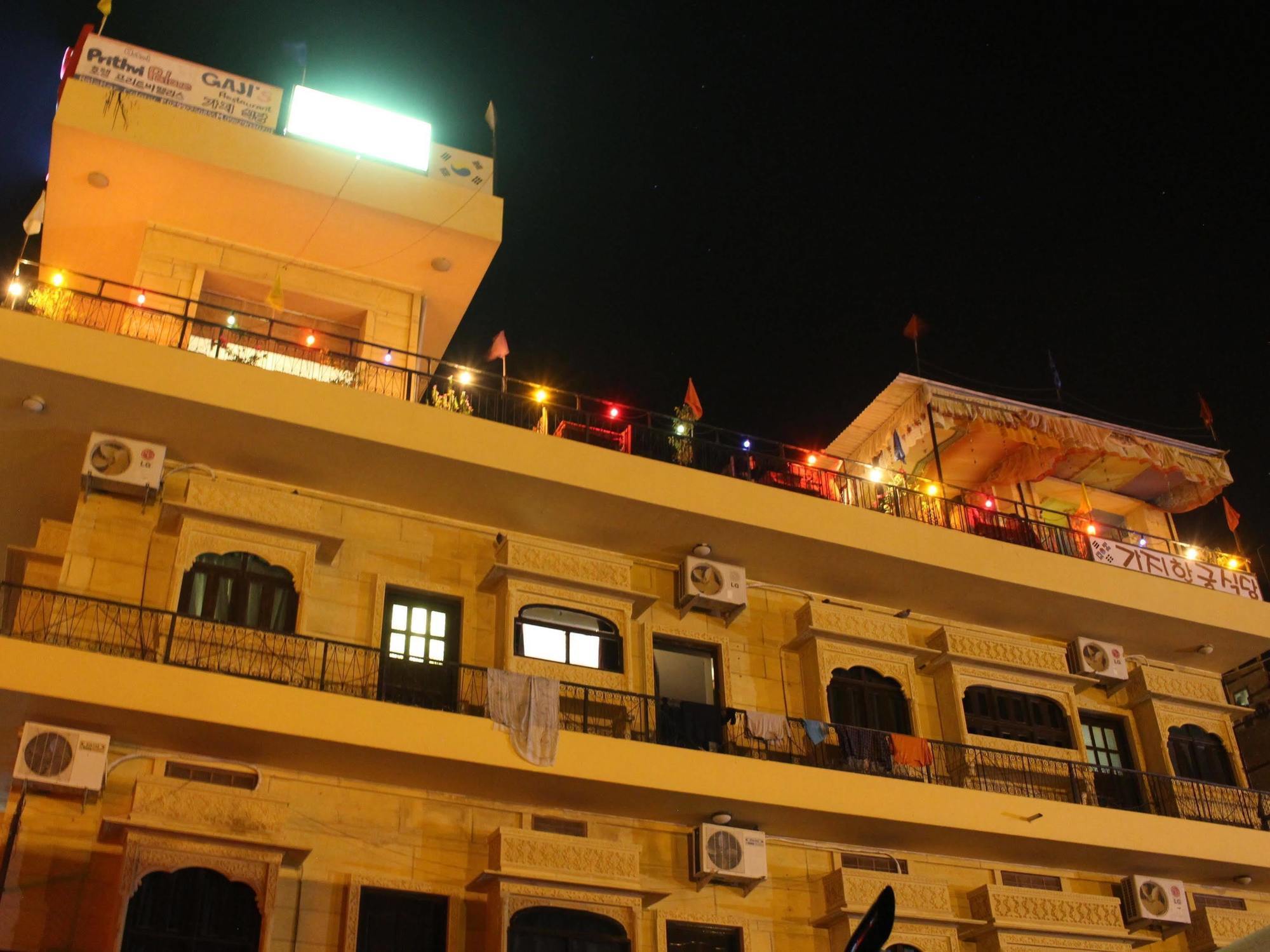 Gaji Hostel *