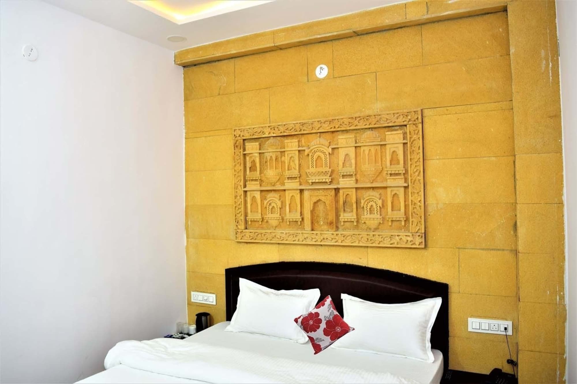V Desert Pride Hotel 2*