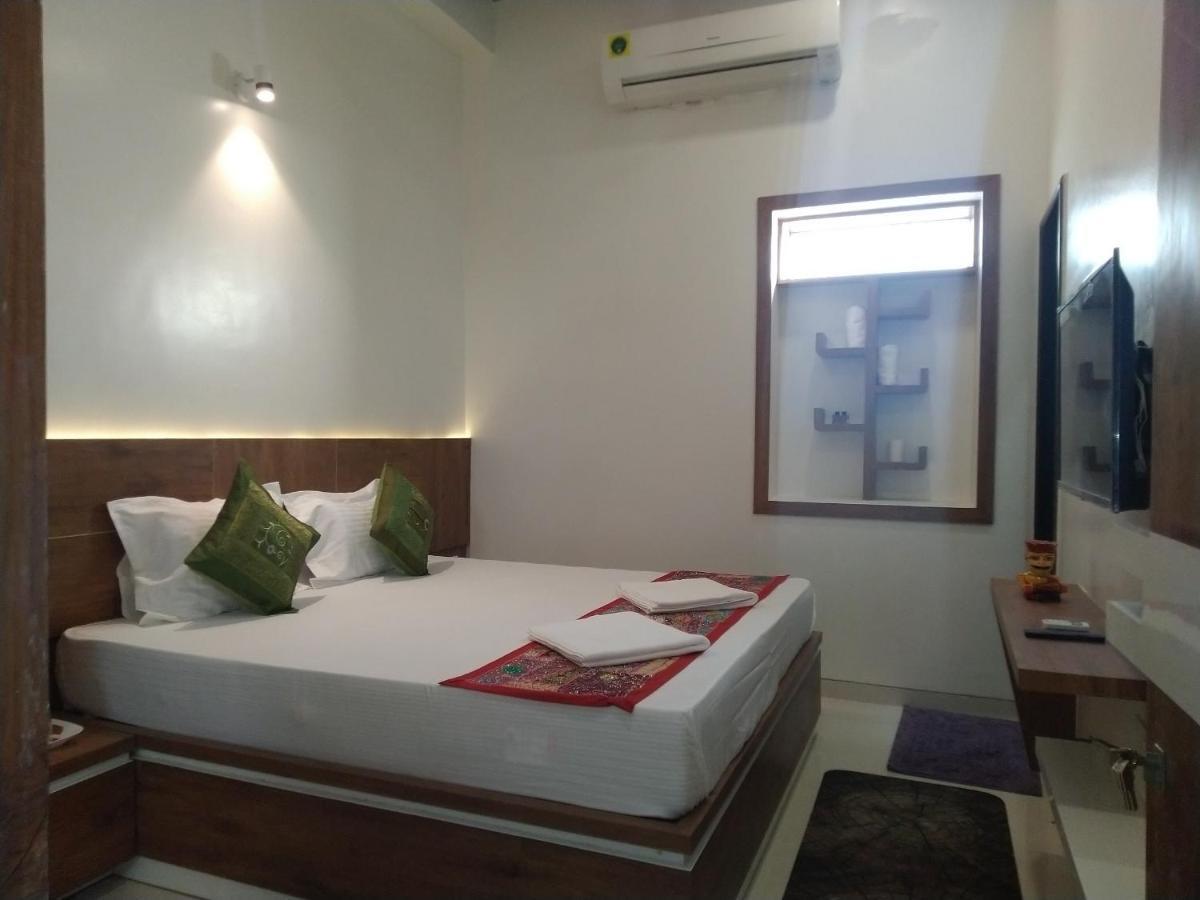 Aapni Haveli Hotel 2*