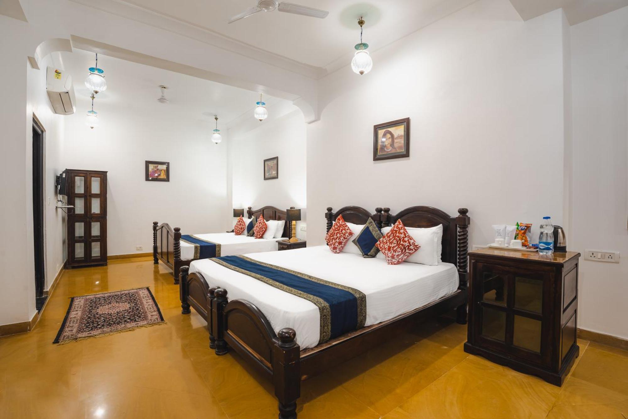 Hotel The Golden House 2*