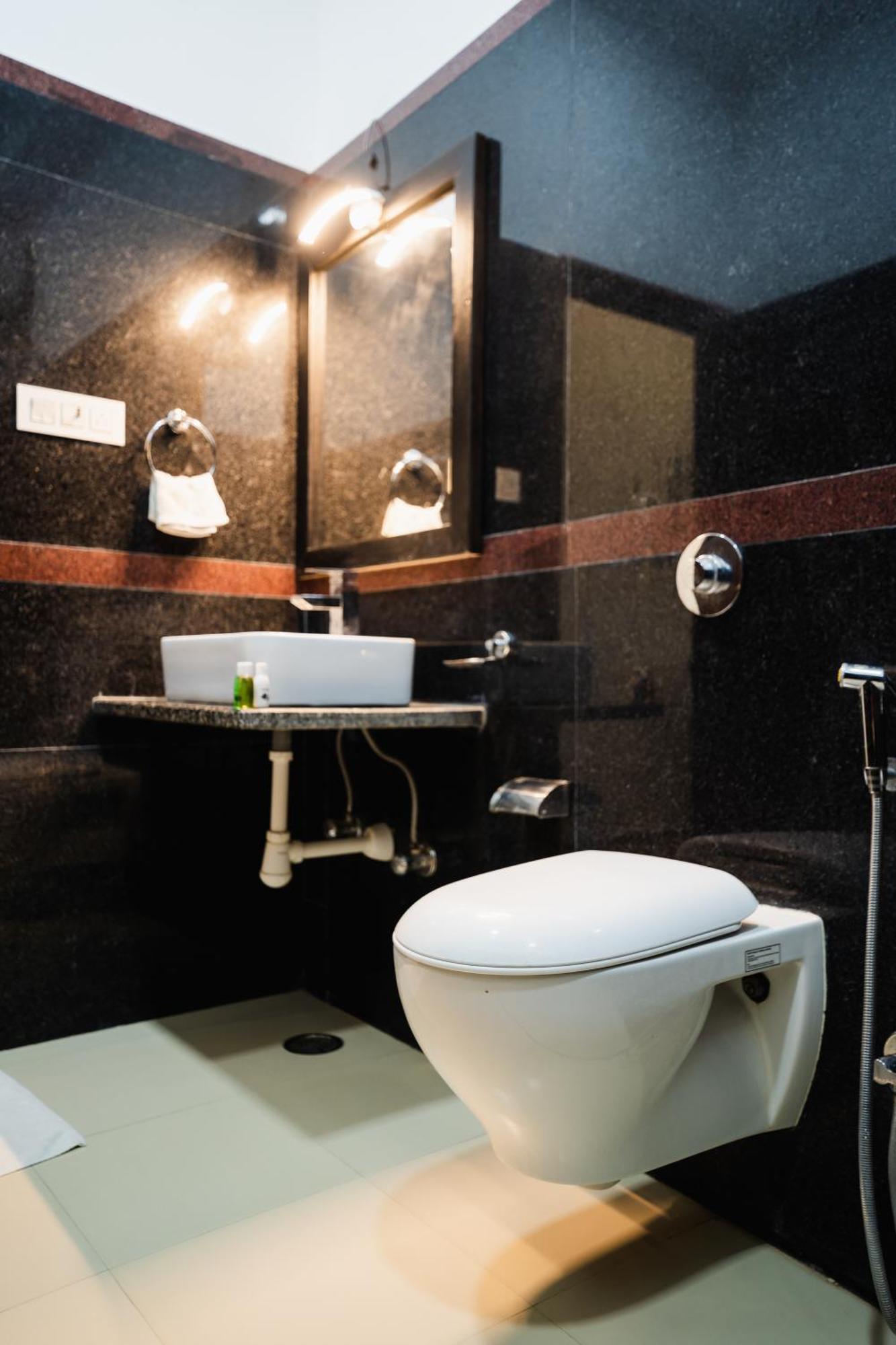 Hotel The Golden House 2*