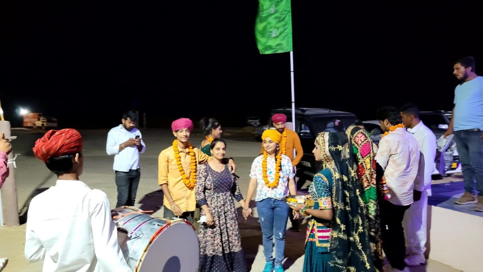 Deluxe Gujrat & Desert Camp Hotel *