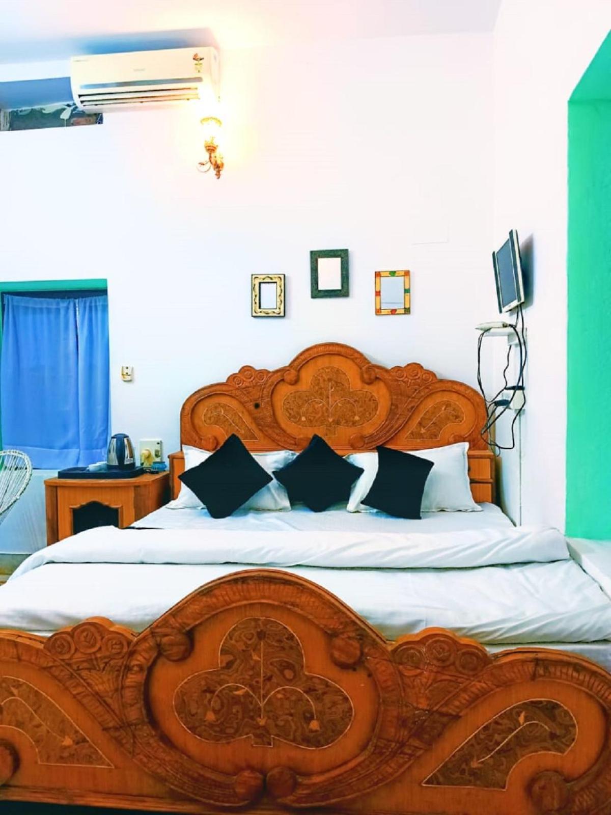 Lemonade Hotel