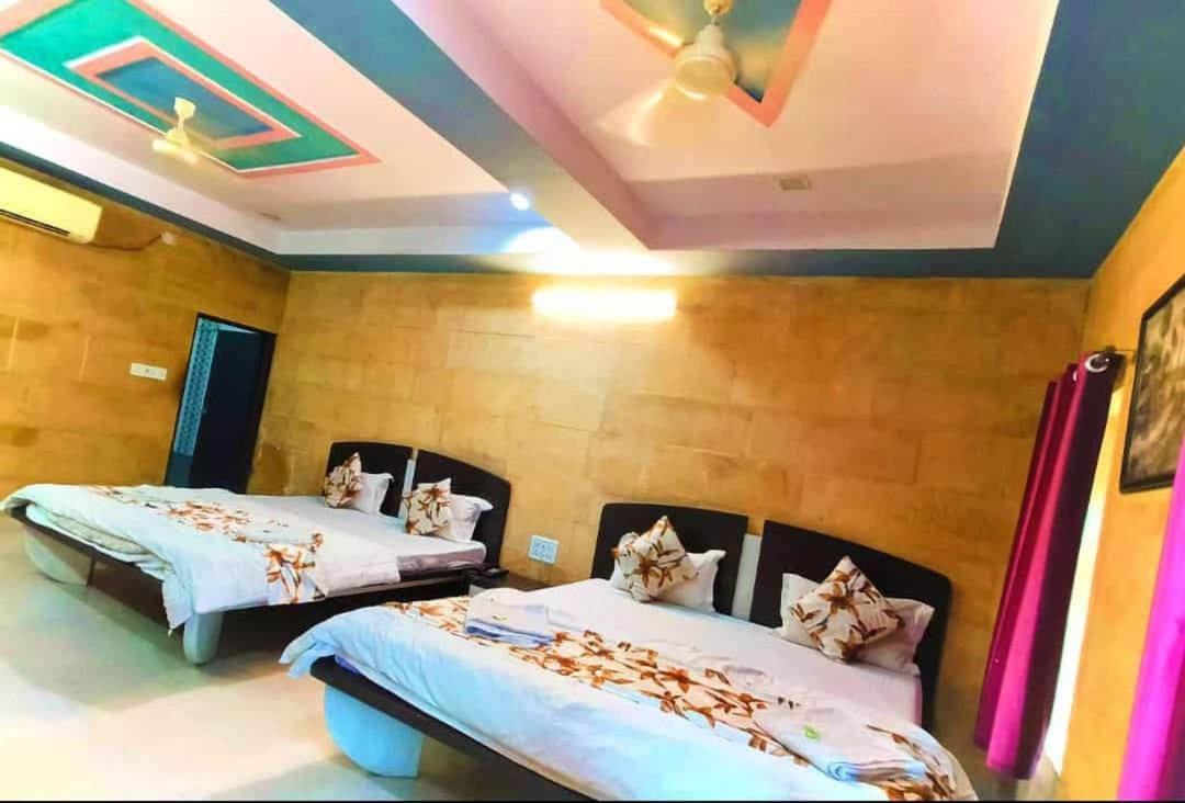 Hotel Deluxe Gujrat & Desert Camp *