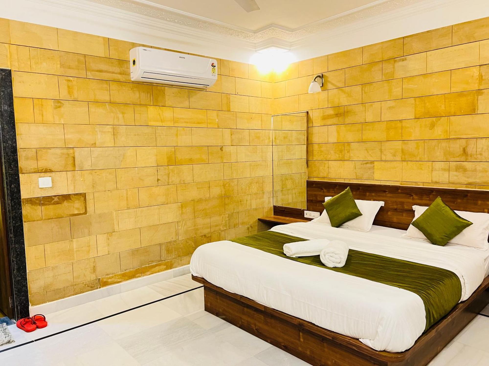 Garh Hotel 2*