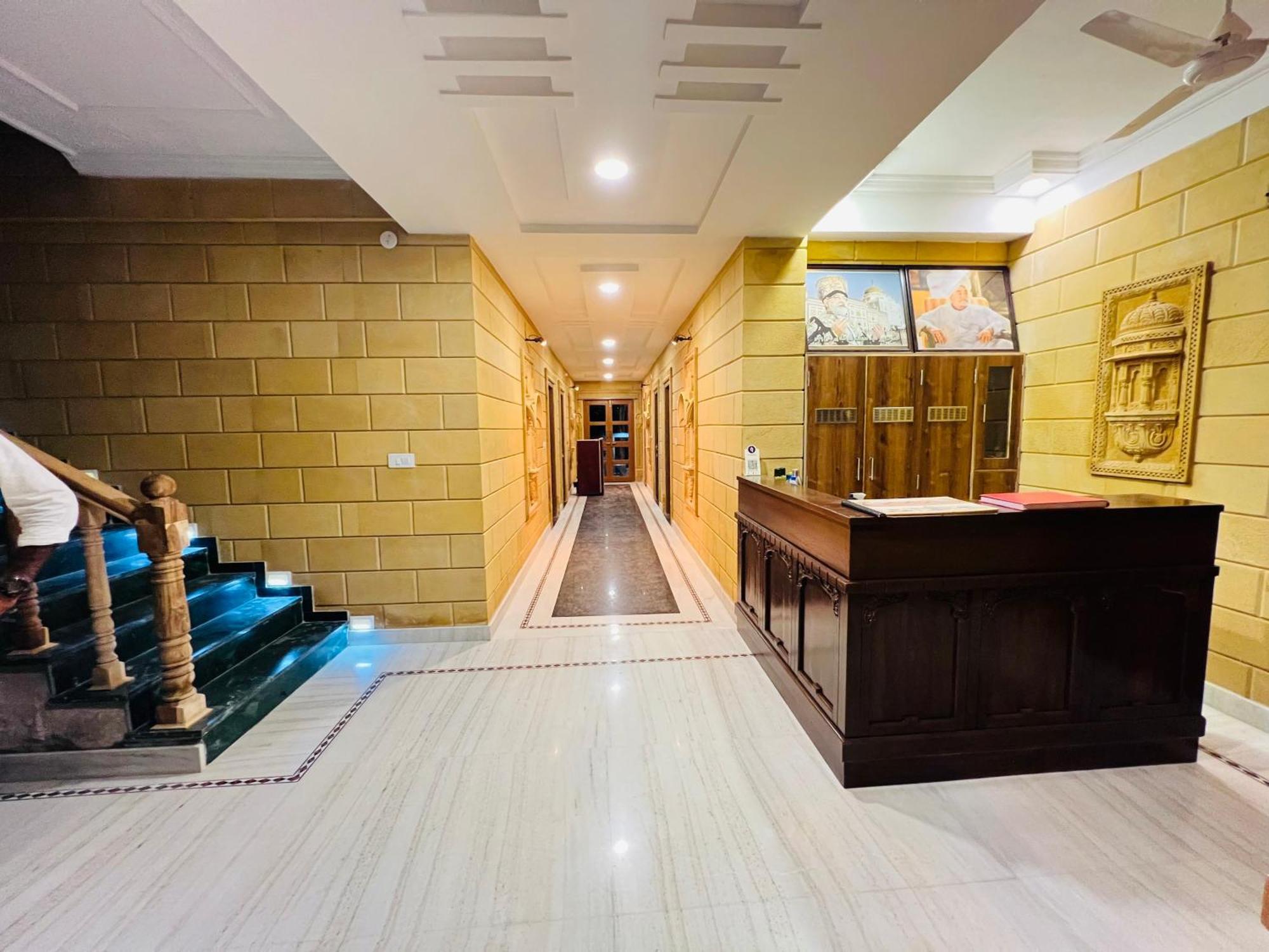 Hotel Garh 2*