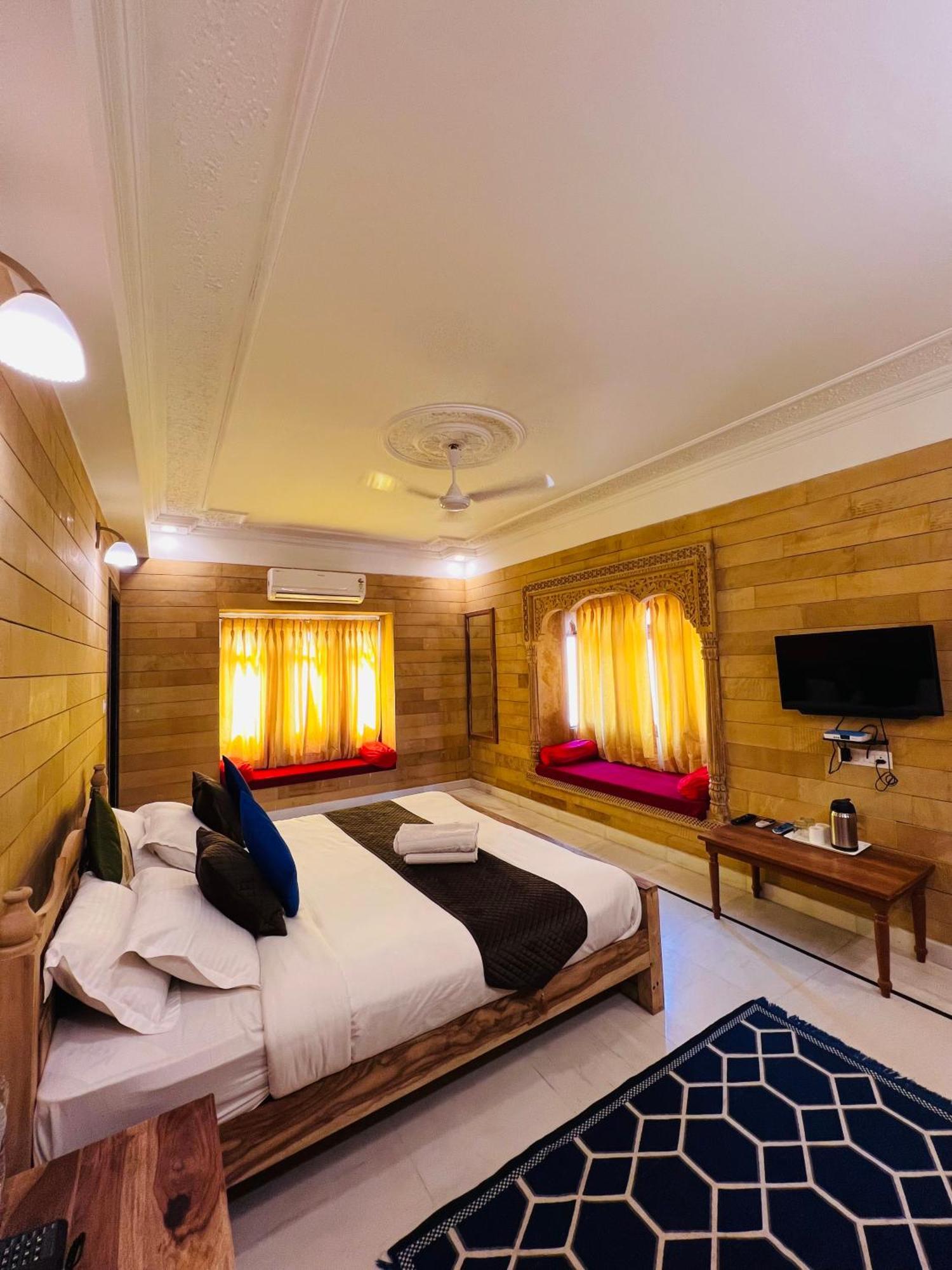 Hotel Garh 2*