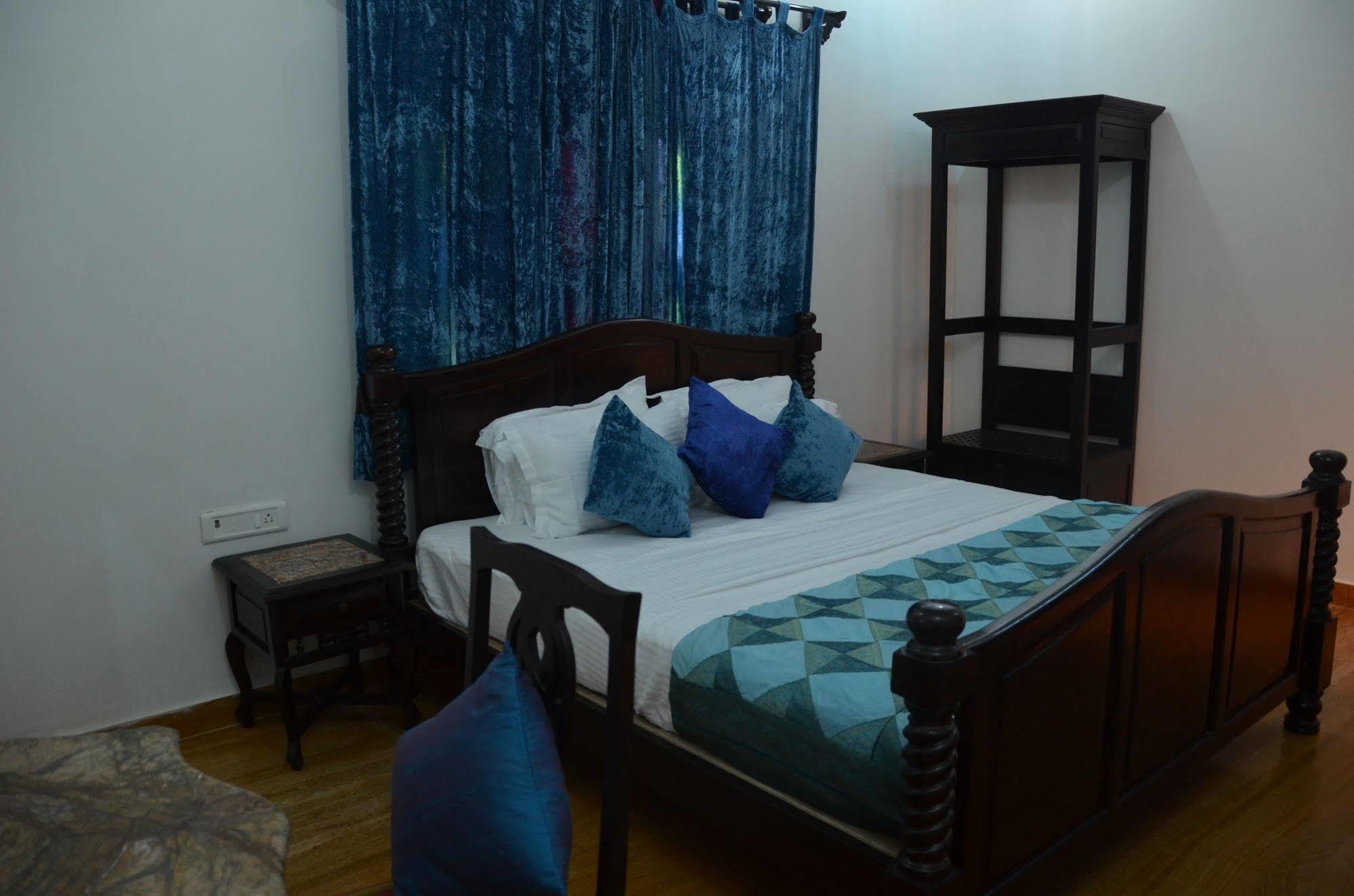 Hotel The Golden House 2*